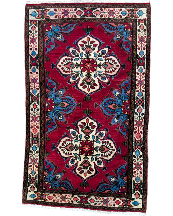 Tappeto Hamedan persiano 167x100 cm annodato a mano, fondo rosso con motivi floreali avorio e dettagli blu, design tradizionale con medaglioni simmetrici