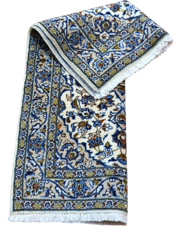 Tappeto Nain persiano 148x100 cm annodato a mano, fondo avorio con medaglione centrale e motivi floreali blu eleganti