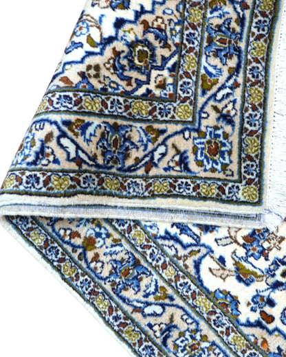 Tappeto Nain persiano 148x100 cm annodato a mano, fondo avorio con medaglione centrale e motivi floreali blu eleganti