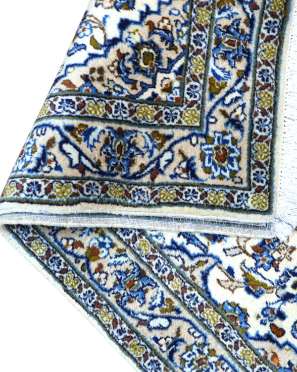 Tappeto Nain persiano 148x100 cm annodato a mano, fondo avorio con medaglione centrale e motivi floreali blu eleganti