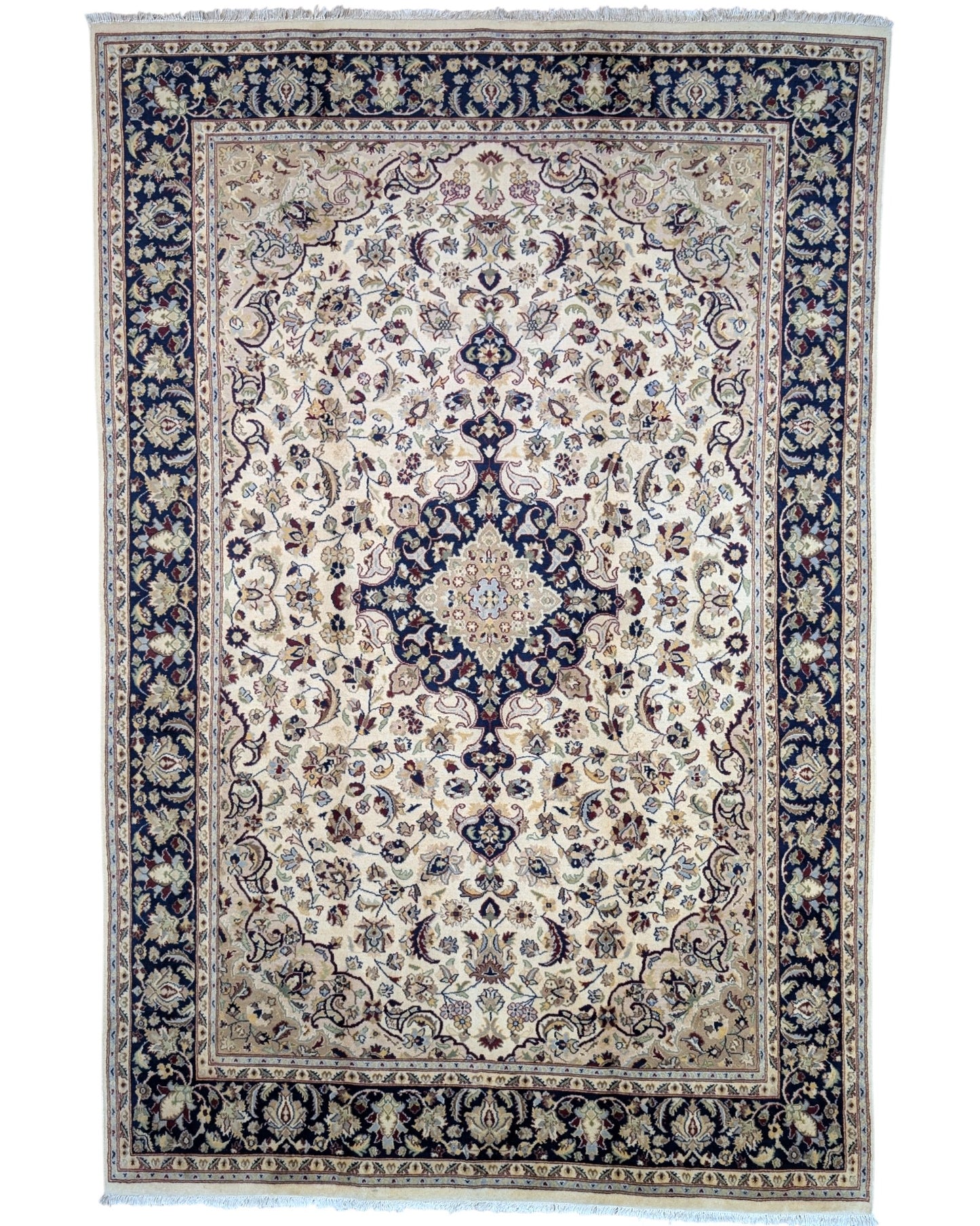 "Tappeto Kashmar persiano con fondo crema e medaglione blu notte, motivi floreali, 268x179 cm, annodato a mano."