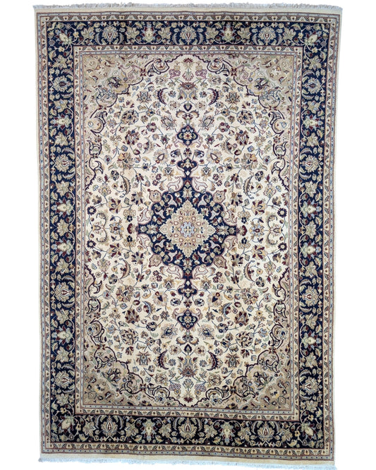 "Tappeto Kashmar persiano con fondo crema e medaglione blu notte, motivi floreali, 268x179 cm, annodato a mano."