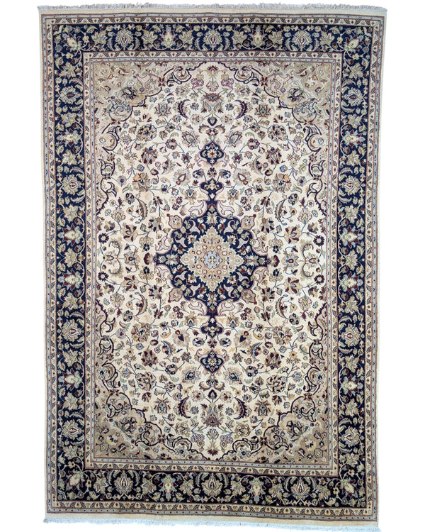 "Tappeto Kashmar persiano con fondo crema e medaglione blu notte, motivi floreali, 268x179 cm, annodato a mano."