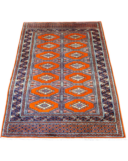 Tappeto Bokhara 151x95 cm annodato a mano, fondo arancio con medaglioni geometrici ripetuti e dettagli beige e blu