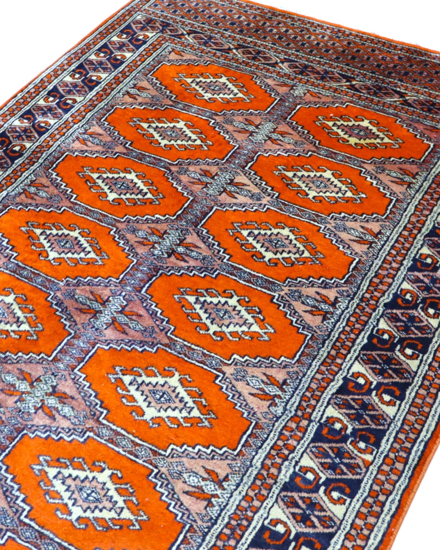Tappeto Bokhara 151x95 cm annodato a mano, fondo arancio con medaglioni geometrici ripetuti e dettagli beige e blu