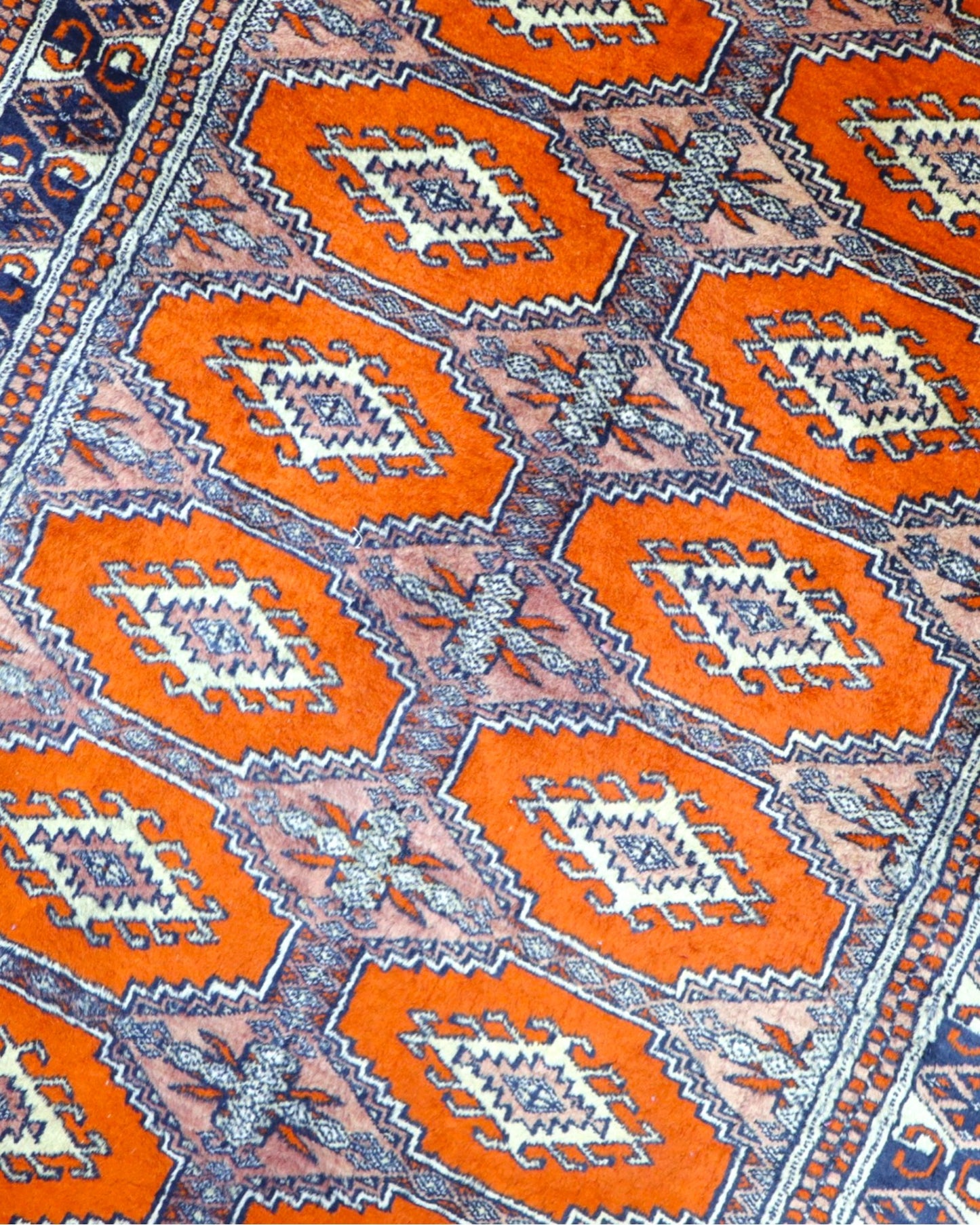Tappeto Bokhara 151x95 cm annodato a mano, fondo arancio con medaglioni geometrici ripetuti e dettagli beige e blu