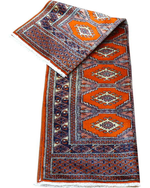 Tappeto Bokhara 151x95 cm annodato a mano, fondo arancio con medaglioni geometrici ripetuti e dettagli beige e blu