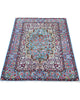 Tappeto Kerman persiano 147x100 cm annodato a mano, fondo azzurro con medaglione centrale e motivi floreali dettagliati in tonalità avorio e rosa