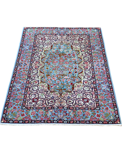 Tappeto Kerman persiano 147x100 cm annodato a mano, fondo azzurro con medaglione centrale e motivi floreali dettagliati in tonalità avorio e rosa