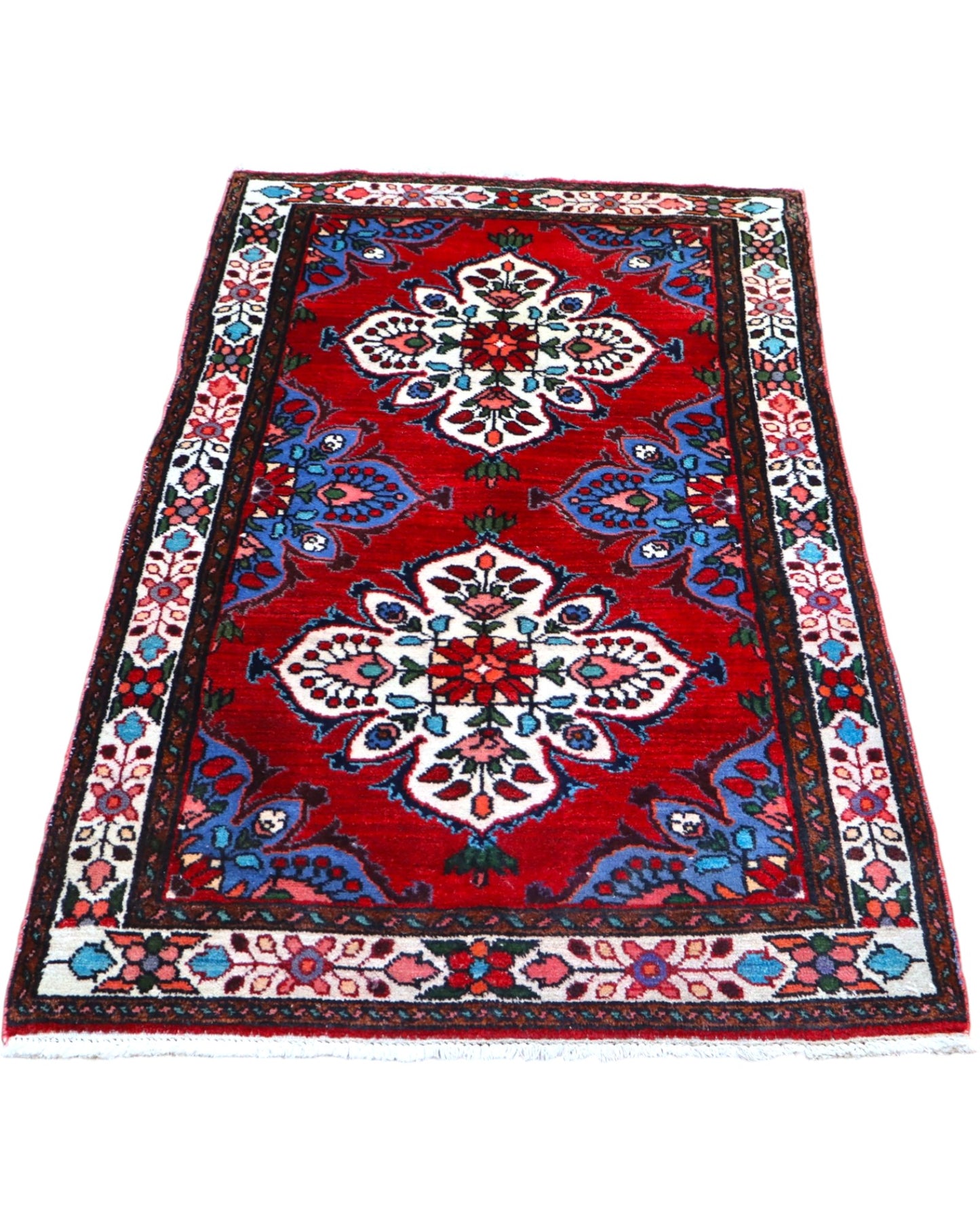 Tappeto Hamedan persiano 167x100 cm annodato a mano, fondo rosso con motivi floreali avorio e dettagli blu, design tradizionale con medaglioni simmetrici