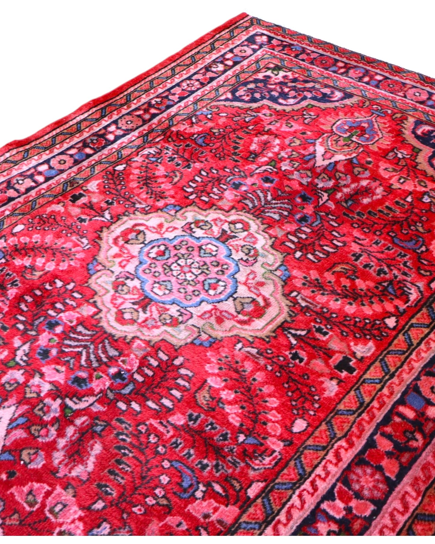 Tappeto Lilian persiano 149x112 cm annodato a mano, fondo rosso con medaglione floreale centrale e motivi decorativi in rosa e blu