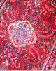 Tappeto Lilian persiano 149x112 cm annodato a mano, fondo rosso con medaglione floreale centrale e motivi decorativi in rosa e blu