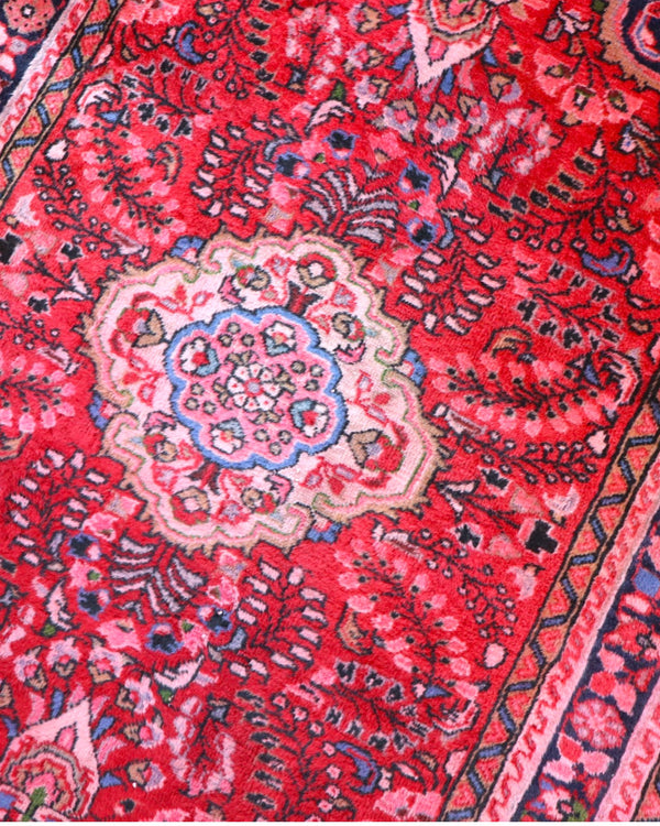 Tappeto Lilian persiano 149x112 cm annodato a mano, fondo rosso con medaglione floreale centrale e motivi decorativi in rosa e blu
