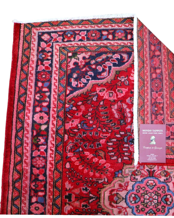 Tappeto Lilian persiano 149x112 cm annodato a mano, fondo rosso con medaglione floreale centrale e motivi decorativi in rosa e blu