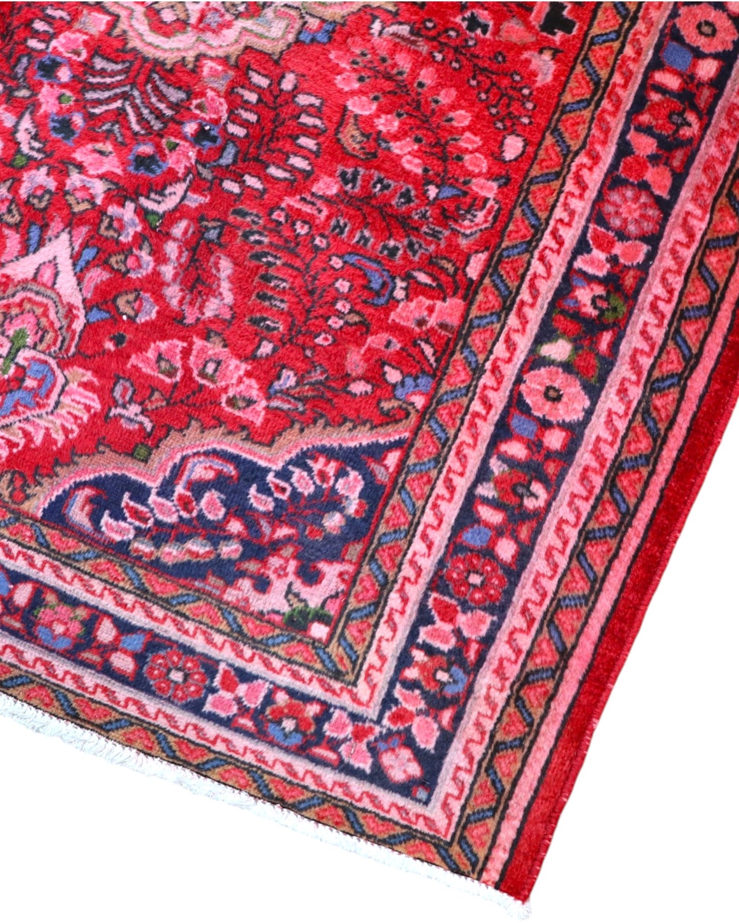 Tappeto Lilian persiano 149x112 cm annodato a mano, fondo rosso con medaglione floreale centrale e motivi decorativi in rosa e blu