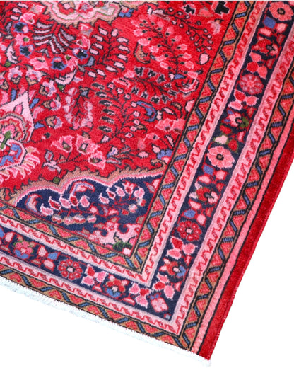 Tappeto Lilian persiano 149x112 cm annodato a mano, fondo rosso con medaglione floreale centrale e motivi decorativi in rosa e blu