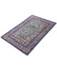 Tappeto Kerman persiano 147x100 cm annodato a mano, fondo azzurro con medaglione centrale e motivi floreali dettagliati in tonalità avorio e rosa