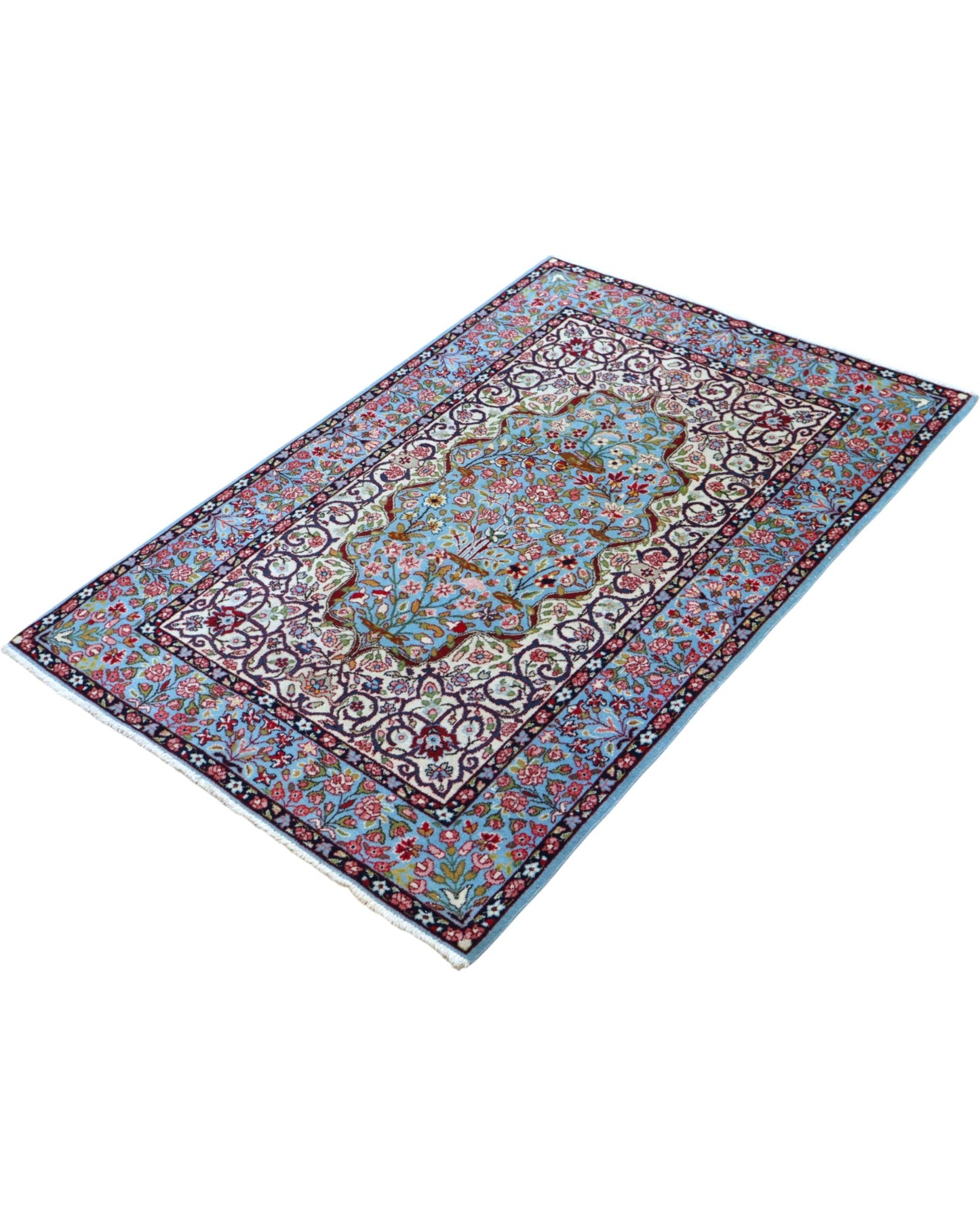 Tappeto Kerman persiano 147x100 cm annodato a mano, fondo azzurro con medaglione centrale e motivi floreali dettagliati in tonalità avorio e rosa