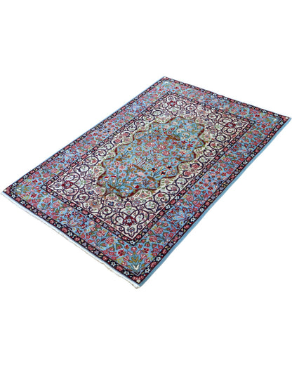 Tappeto Kerman persiano 147x100 cm annodato a mano, fondo azzurro con medaglione centrale e motivi floreali dettagliati in tonalità avorio e rosa