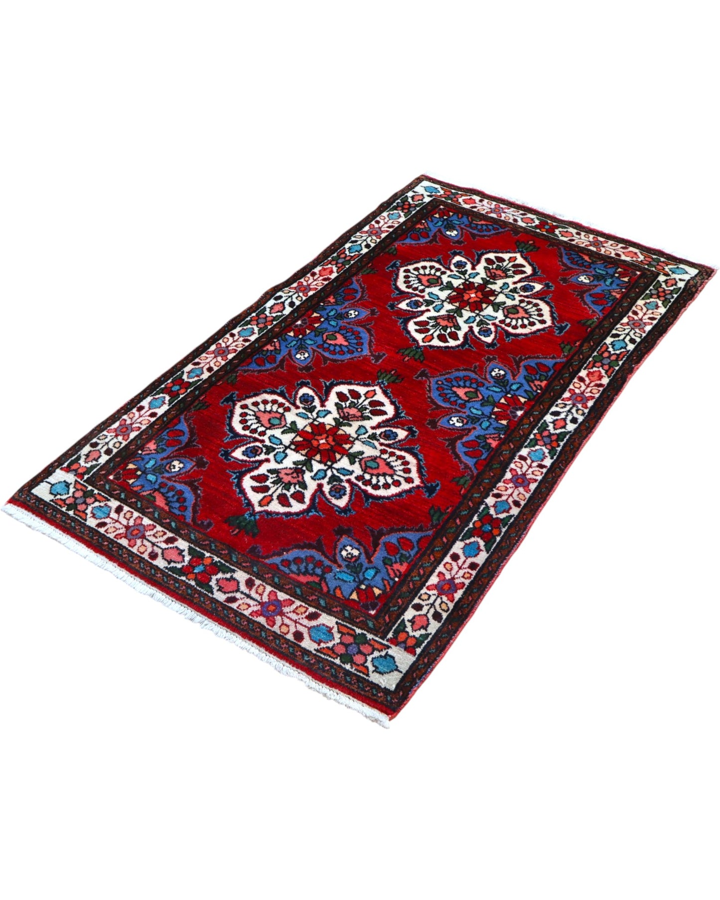 Tappeto Hamedan persiano 167x100 cm annodato a mano, fondo rosso con motivi floreali avorio e dettagli blu, design tradizionale con medaglioni simmetrici