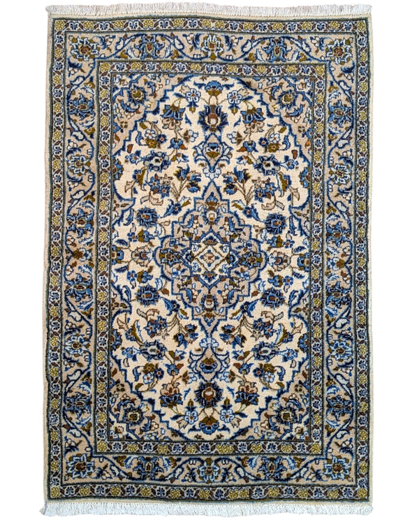 Tappeto Nain persiano 148x100 cm annodato a mano, fondo avorio con medaglione centrale e motivi floreali blu eleganti