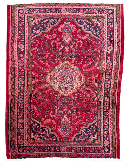Tappeto Lilian persiano 149x112 cm annodato a mano, fondo rosso con medaglione floreale centrale e motivi decorativi in rosa e blu