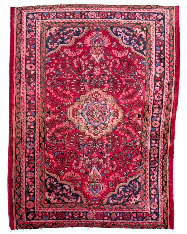 Tappeto Lilian persiano 149x112 cm annodato a mano, fondo rosso con medaglione floreale centrale e motivi decorativi in rosa e blu