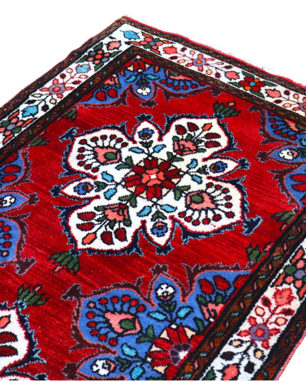 Tappeto Hamedan persiano 167x100 cm annodato a mano, fondo rosso con motivi floreali avorio e dettagli blu, design tradizionale con medaglioni simmetrici