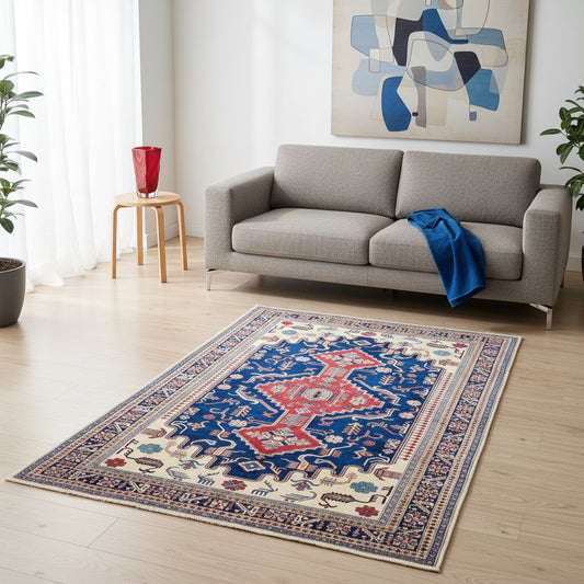 Tappeto Shirvan 317x224 cm con fondo blu, medaglione rosso e dettagli geometrici avorio e giallo, tramato ed annodato a mano, provenienza Caucaso.