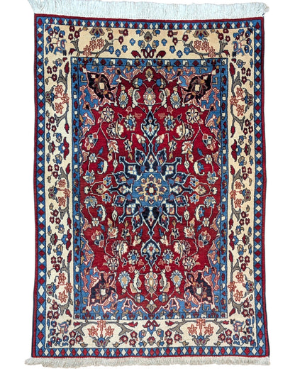 Tappeto persiano 150x104 cm rosso con motivi floreali in soggiorno elegante