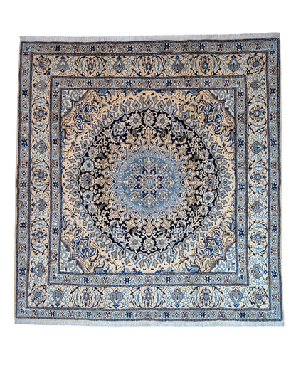 Tappeto Nain annodato a mano, medaglione floreale blu, avorio e nero. Trama in cotone, vello in lana e seta. Provenienza Persia, certificato di autenticità incluso.