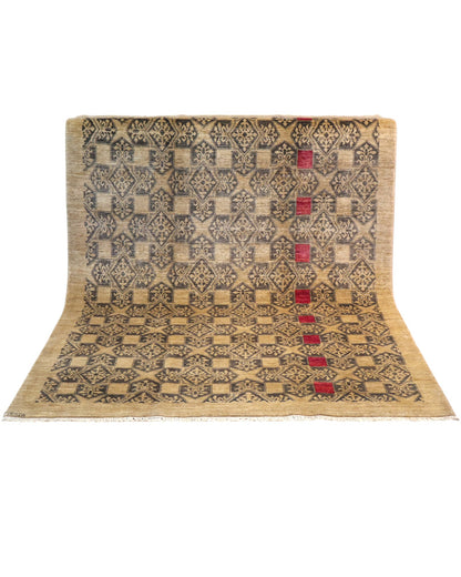 Tappeto moderno 240x180cm persiano con fondo beige, motivi geometrici neri e inserti rossi.