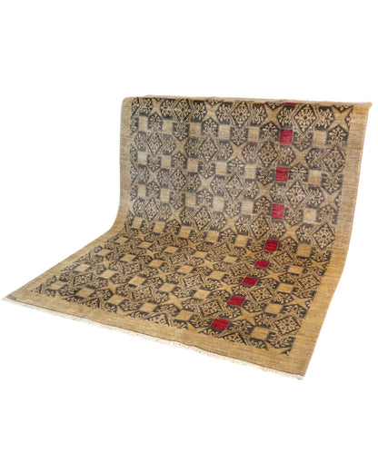 Tappeto moderno 240x180cm persiano con fondo beige, motivi geometrici neri e inserti rossi.