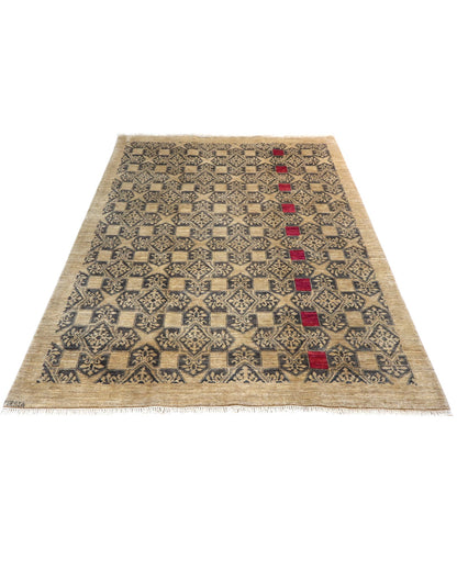 Tappeto moderno 240x180cm persiano con fondo beige, motivi geometrici neri e inserti rossi.