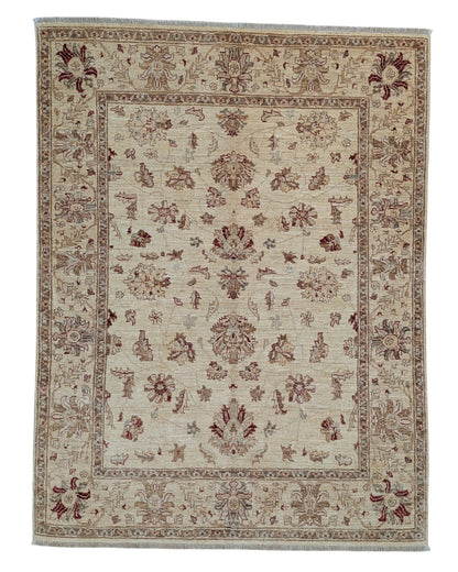 Tappeto Ziegler Farahan annodato a mano, design floreale diffuso senza medaglione centrale, colori avorio, crema, rosso, nero e blu, aspetto anticato con certificato di autenticità.