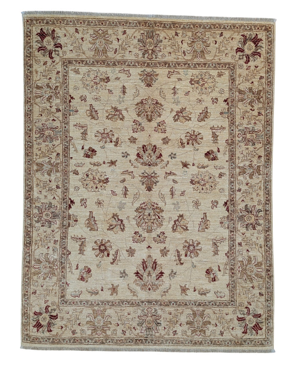 Tappeto Ziegler Farahan annodato a mano, design floreale diffuso senza medaglione centrale, colori avorio, crema, rosso, nero e blu, aspetto anticato con certificato di autenticità.