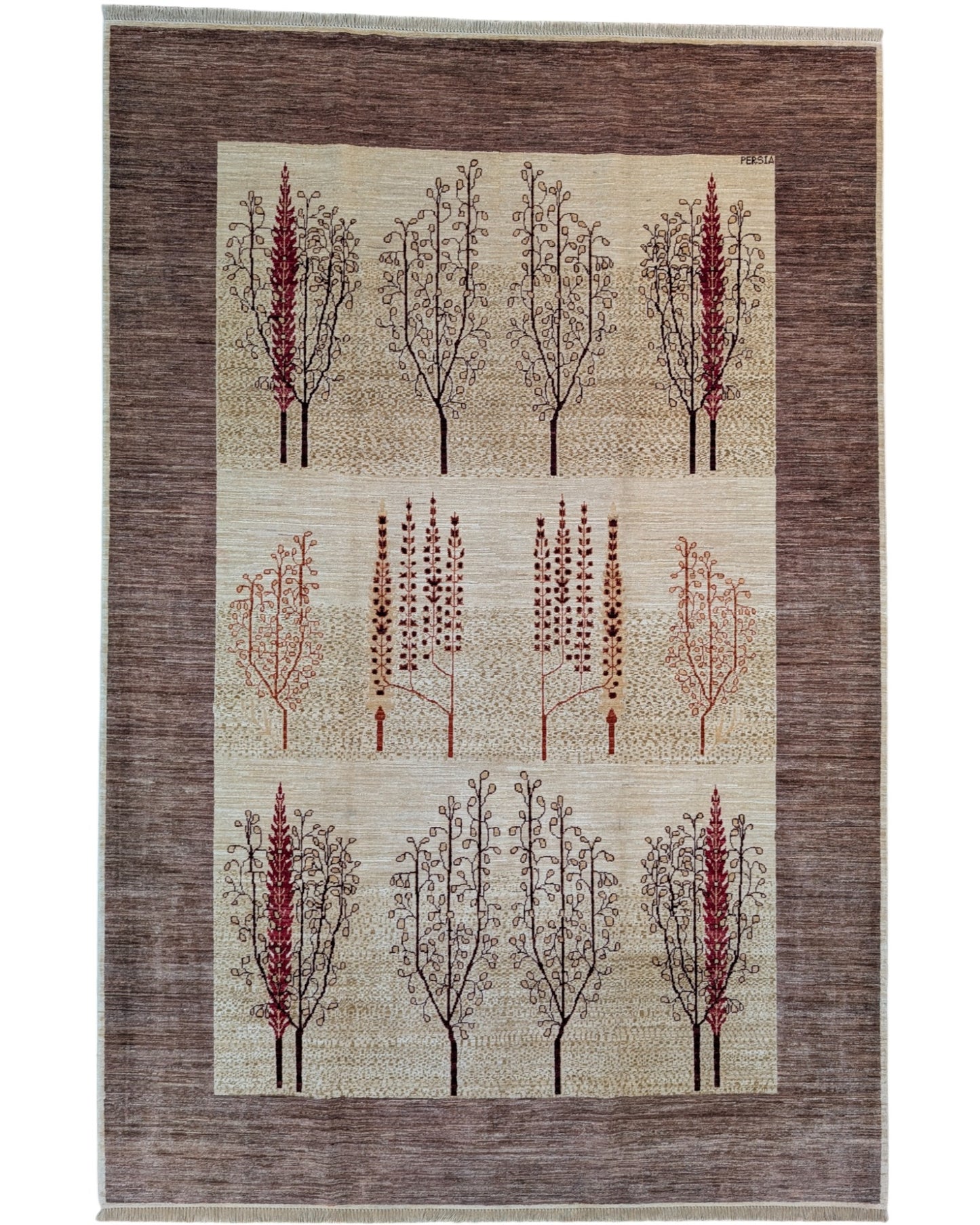 Tappeto moderno "Albero" con motivi stilizzati di alberi in toni di rosso scuro e marrone, su fondo beige, annodato a mano con lana pregiata.