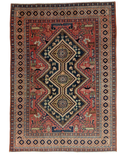 Tappeto Ardebil 193x138 cm, annodato a mano in Persia, fondo rosso con motivi geometrici e animali in blu, beige e verde, lana pregiata e cotone resistente, certificato di autenticità incluso.