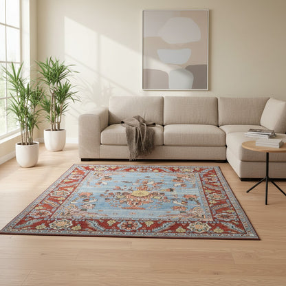 Tappeto Heriz 225x210 cm con motivo tradizionale persiano floreale, dominato da colori blu, rosso e arancio, annodato a mano con lana di alta qualità e ordito in cotone resistente.