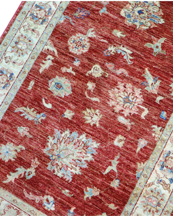 Tappeto Farahan persiano 159x100 cm annodato a mano, fondo rosso mattone con motivi floreali e dettagli avorio e azzurri, design tradizionale elegante
