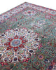 Tappeto Tabriz 60 Raj annodato a mano 300x200cm, fondo verde salvia, con motivi floreali e medaglione centrale.