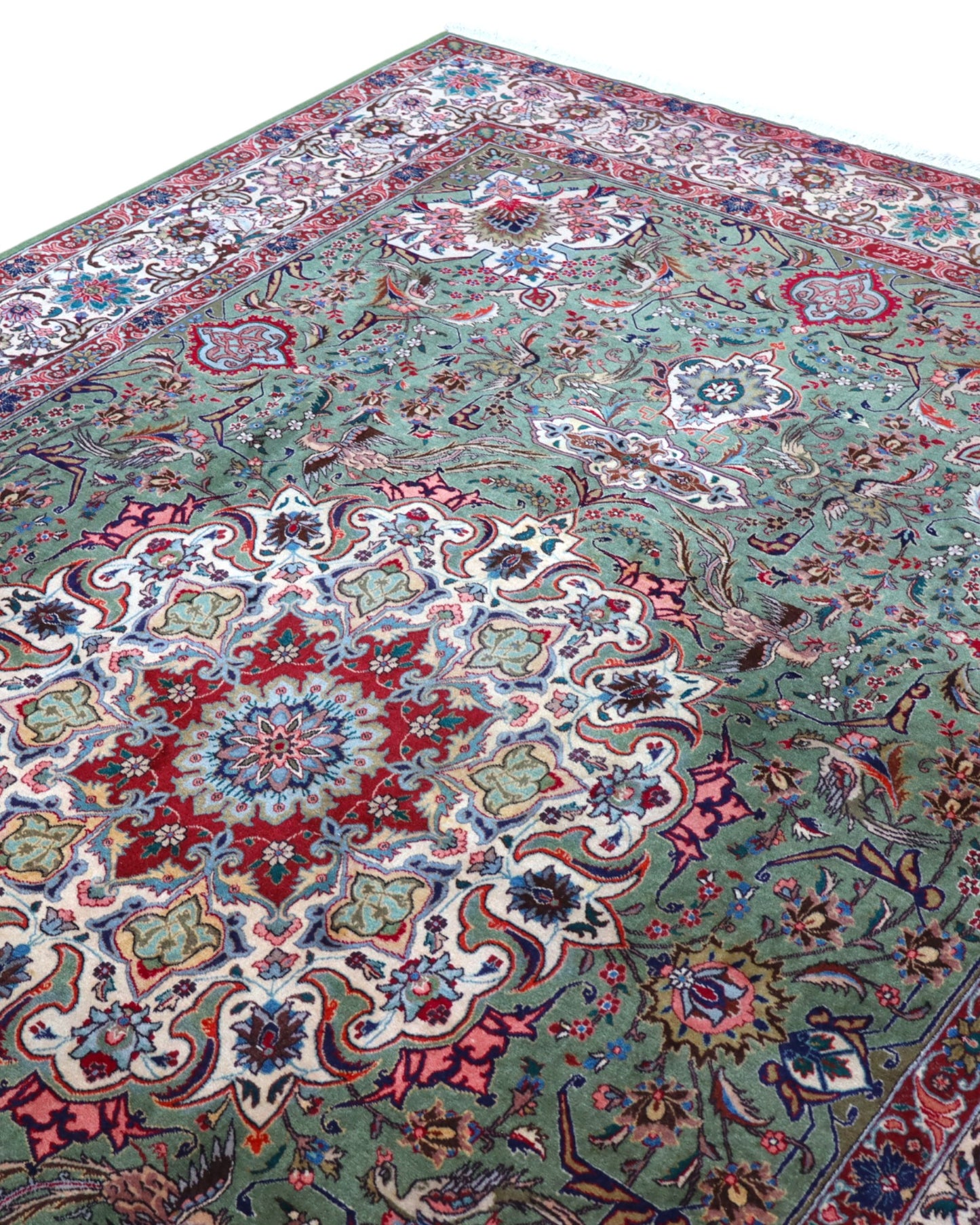 Tappeto Tabriz 60 Raj annodato a mano 300x200cm, fondo verde salvia, con motivi floreali e medaglione centrale.