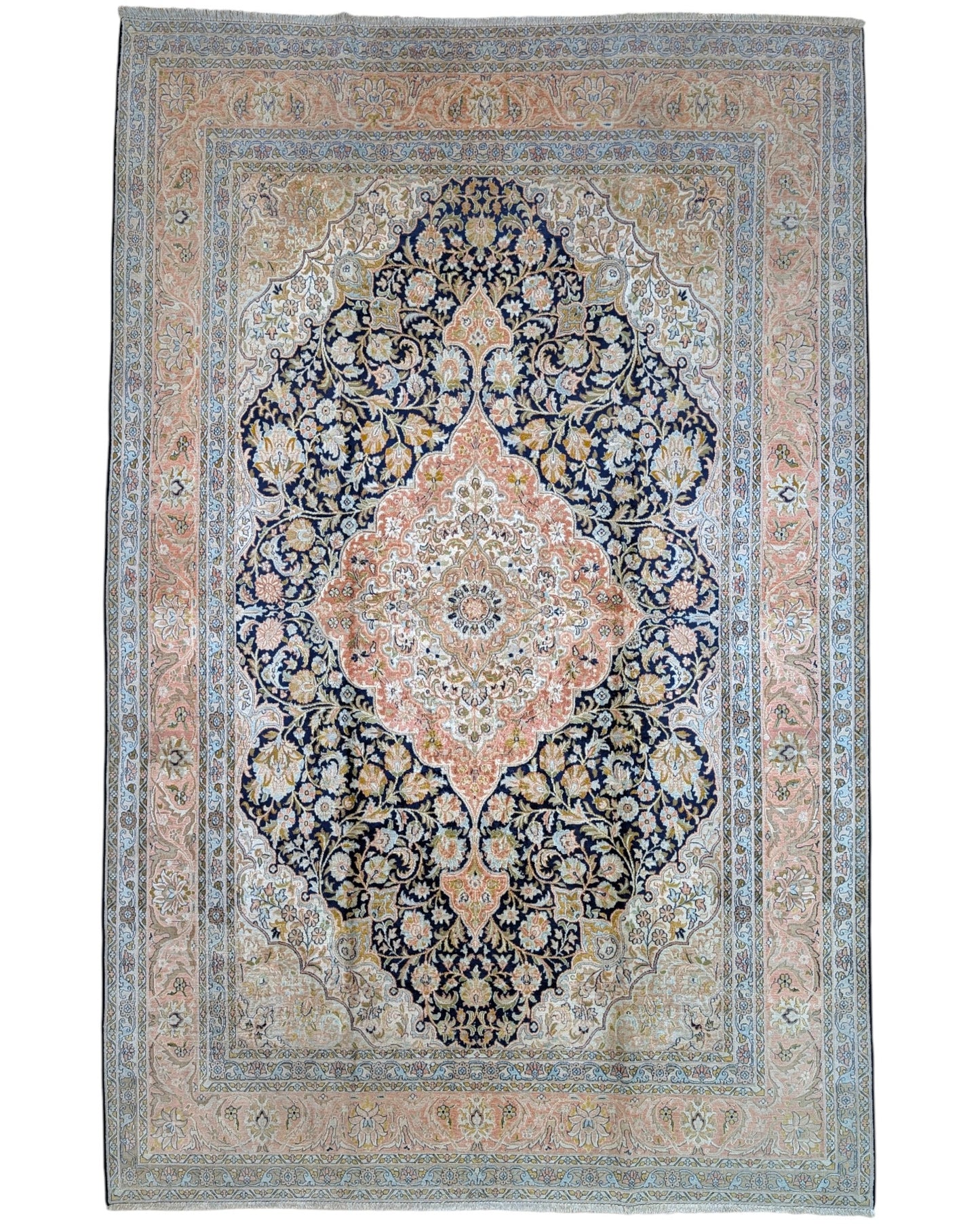 "Tappeto indiano classico annodato a mano con medaglione e motivi floreali, 283x182 cm."