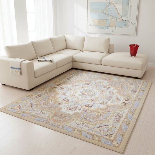 Tappeto Aubusson Cina 316x241 cm con fondo avorio e motivi floreali in beige, oro e pastello, tramato ed annodato a mano, provenienza Cina.