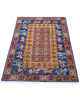 Elegante tappeto Paizrik 149x101 cm con dettagli vivaci e figure stilizzate.