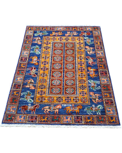 Elegante tappeto Paizrik 149x101 cm con dettagli vivaci e figure stilizzate.