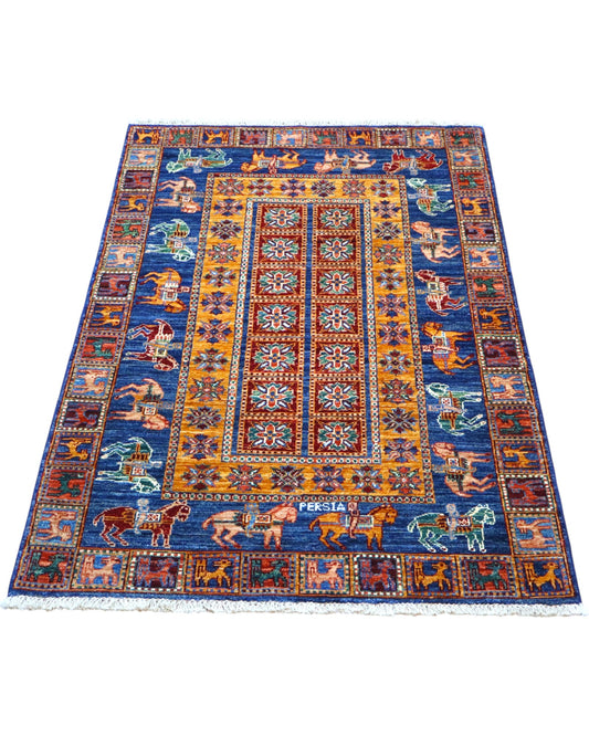 Elegante tappeto Paizrik 149x101 cm con dettagli vivaci e figure stilizzate.