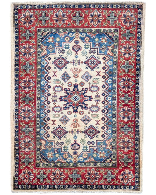 Elegante tappeto Kazak 144x102 cm con fiori stilizzati in tonalità rosse e blu.