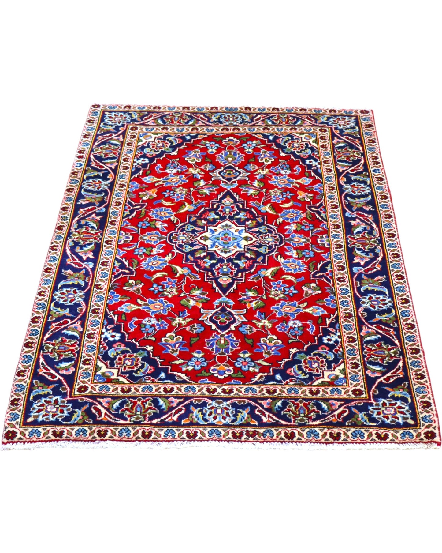 Tappeto Kashan rosso 140x97 cm con disegni floreali in salotto raffinato