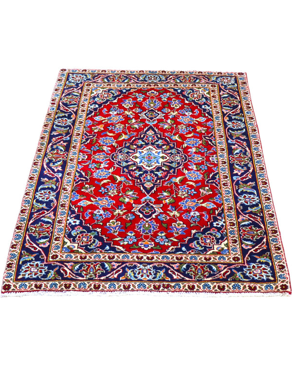Tappeto Kashan rosso 140x97 cm con disegni floreali in salotto raffinato